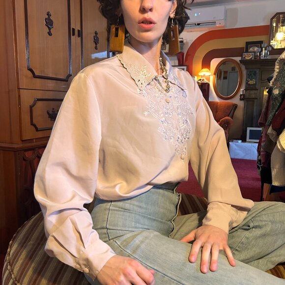 1990s satin light mauve floral embroidered collar scalloped edge button up blous - Picture 4 of 13